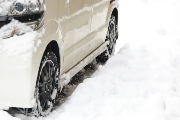 Kar Buz Lastiği Araba Lastikleri Üzerinde Bir Kar Donmuş Buz — Stok fotoğraf
