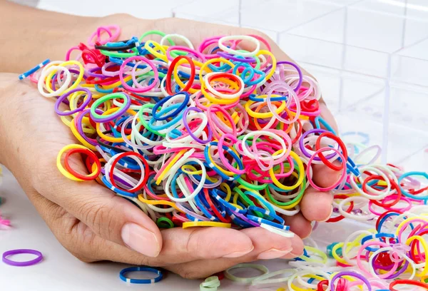 Mani Pila Piccoli Elastici Rotondi Colorati Colore Arcobaleno Fare Bracciali — Foto Stock