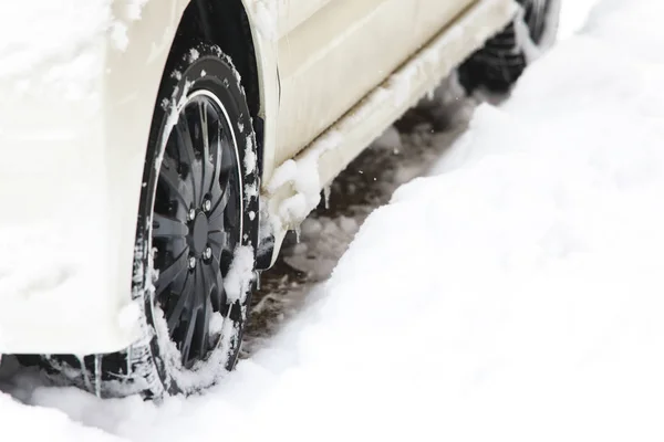 Kar Buz Lastiği Araba Lastikleri Üzerinde Bir Kar Donmuş Buz — Stok fotoğraf