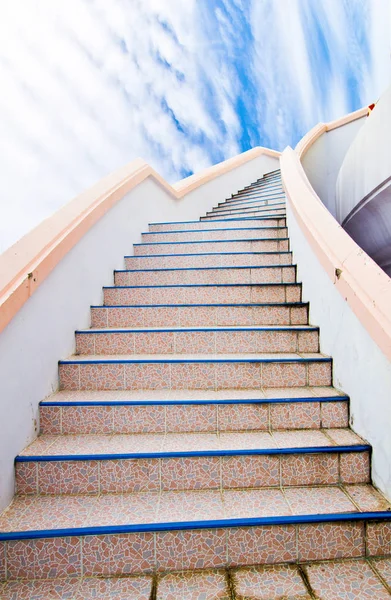 成功へのはしご 階段と美しい雲と空 — ストック写真