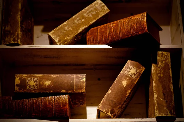 Livros Antigos Sobre Estantes — Fotografia de Stock