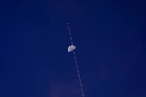 Avião Voar Alta Velocidade Passar Lua — Fotografia de Stock