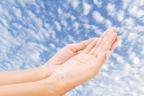 Mano Mujer Cielo Hermoso — Foto de Stock