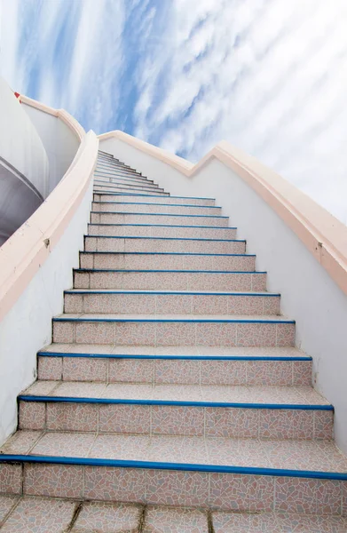 通向成功的阶梯 楼梯和美丽的云天空 — 图库照片