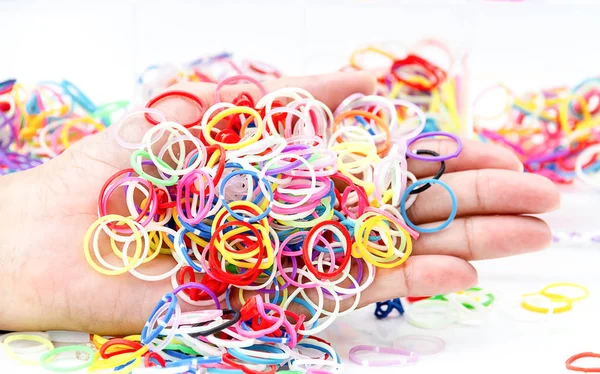 Manos Pila Pequeñas Bandas Goma Colores Redondos Color Arco Iris —  Fotos de Stock