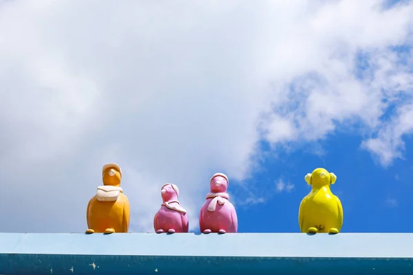 Vogel Spielzeug Statue Mit Blauem Himmel Und Wolke Auf Dem — Stockfoto