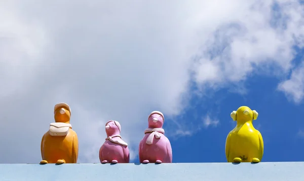 鸟玩具雕像与蓝天和云彩在背景 — 图库照片