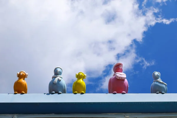Статуя Птицы Игрушки Голубым Небом Облаком Заднем Плане — стоковое фото