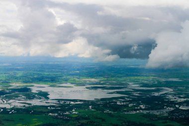 Yağmur bulutu bataklık ve büyük alanları ile
