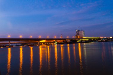 Phra Nang Klao Chao Phraya River Rattanathibet Road, Tayland tarihinde Geçiş Köprüsü.