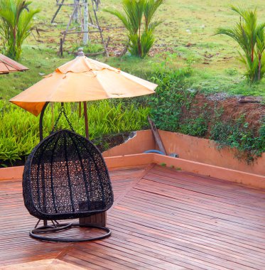 tezgah koltuk sandalye ahşap zemin üzerinde rattan sepet tasarım asılı