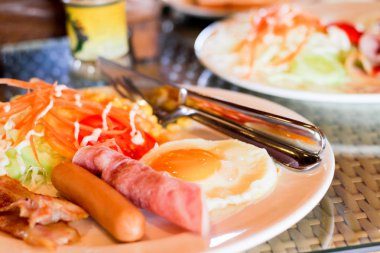 Amerikan kahvaltı masasında