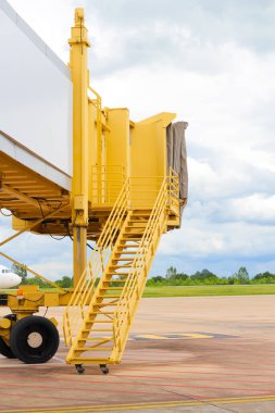 Uçak köprü, geçit havaalanında yolcu yatılı, bir uçak için bekleyen Jetway airport.airport terminal yatılı kapıya varmak için.