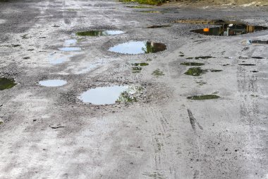 Kötü yollar inişli çıkışlı su için.