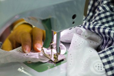 dikiş makinesi dikiş işlemi işlem kadınların elleri arkasında onun dikiş terzi dikiş makinesi taşınabilir mini çalışma ile terzilik aşamasında boyutlu.