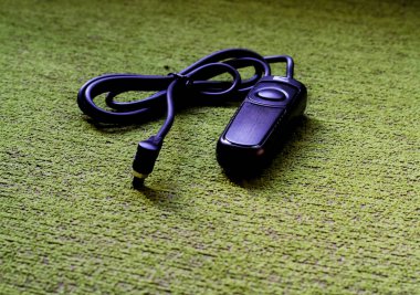 Uzaktan kumanda anahtarı Dslr ve yeşil masada aynasızlar kamera çekim