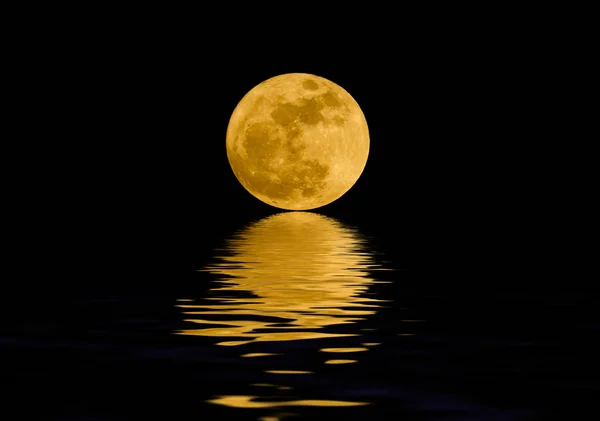 Luna Plina Peste Apa Noapte — Fotografie, imagine de stoc