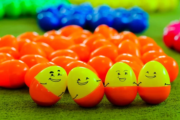 Концепція Сім Смішне Обличчя Пластикових Яйцях — стокове фото