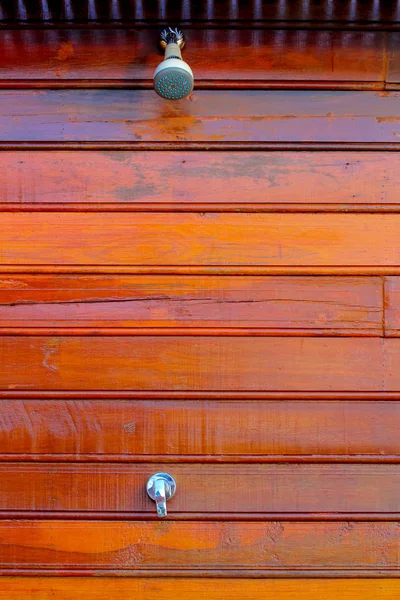 Duschkopf Auf Holz Wand Hintergrund — Stockfoto