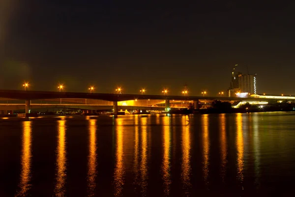 泰国拉塔纳提贝路的 Phra Nang Klao 桥横穿 Chao Phraya — 图库照片