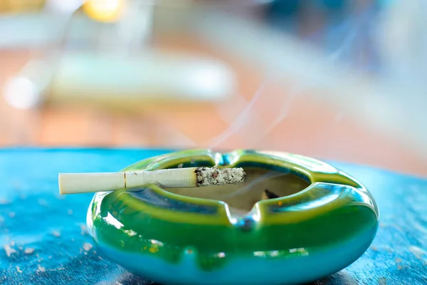 テーブルの上のタバコの灰皿 — ストック写真