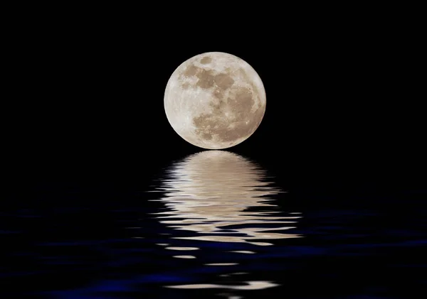 Dolunay gecesi su üzerinde