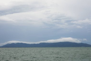 bulut ve gökyüzü oluşumu üzerinde dağ, surat thani Eyaleti, Tayland.