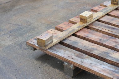 Beton zemin ahşap palet kasa