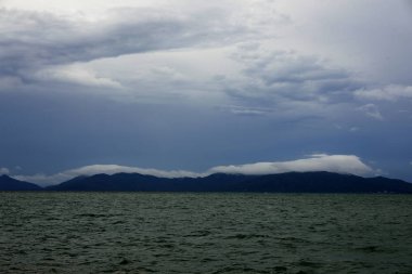 bulut ve gökyüzü oluşumu üzerinde dağ, surat thani Eyaleti, Tayland.