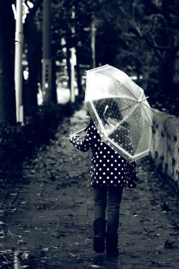 kız şemsiye ile yalnız yürümeyeceksin .