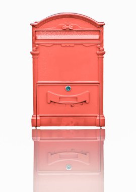 Kırmızı Posta Kutusu beyaz arkaplanda izole edildi