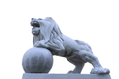 Aslan taş heykel, beyaz arka plan üzerinde izole kırpma yolu var.