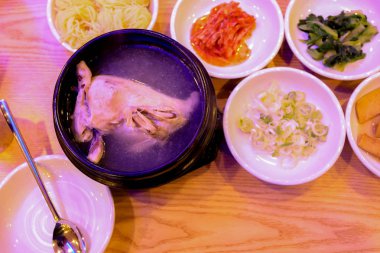 Ginseng, Kore yemeği geleneksel Samgaetang tavuk çorbası .