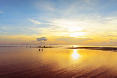Günbatımı ve alacakaranlık gökyüzü insanlar beach, Tayland silueti ile ışık