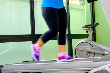 Koşu bandı üzerinde çalışan spor ayakkabı giyen bacaklar sağlıklı olmak için kilo vermek koşu.