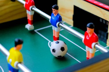 futbol tablo futbol, futbol oyunu, kırmızı ve sarı players.table futbol futbol oyunu (kicker ile futbol tablo)