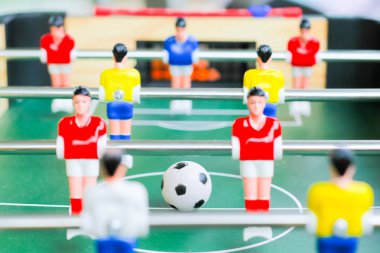 futbol tablo futbol, futbol oyunu, kırmızı ve sarı players.table futbol futbol oyunu (kicker ile futbol tablo)
