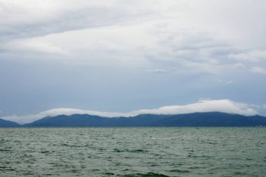bulut ve gökyüzü oluşumu üzerinde dağ, surat thani Eyaleti, Tayland.