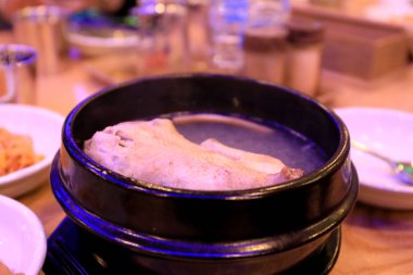 Ginseng, Kore yemeği geleneksel Samgaetang tavuk çorbası .