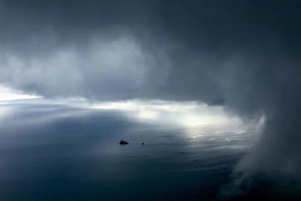 Isla Sola Con Fuerte Tormenta —  Fotos de Stock