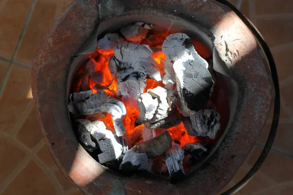 煤气炭和烟在火炉里 — 图库照片