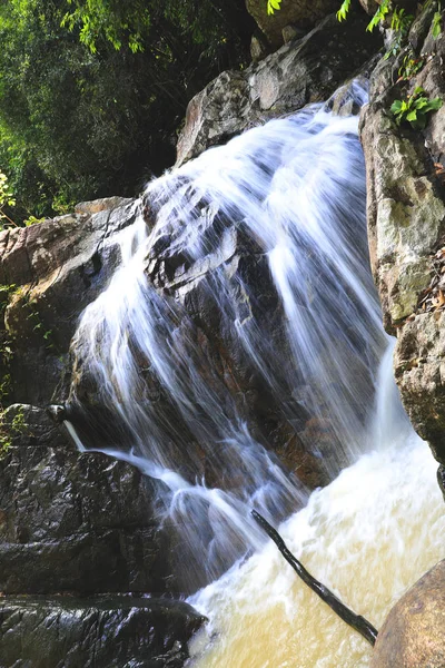 丹鲁亚瀑布在苏梅岛 泰国素他尼省 — 图库照片