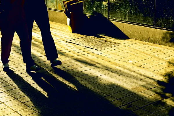 Sombra Pareja Caminando Por Calle — Foto de Stock