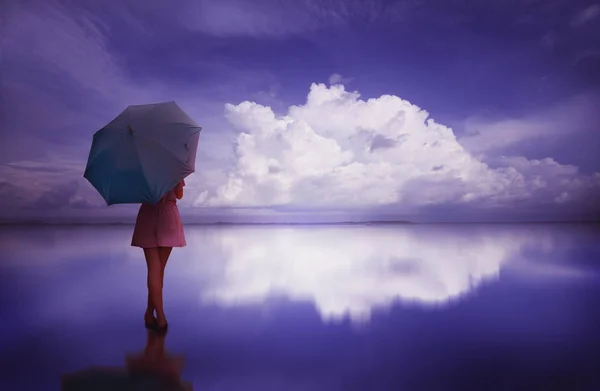 Meisje Lopen Alleen Met Paraplu — Stockfoto