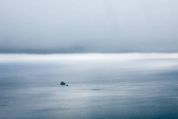 Isla Sola Con Fuerte Tormenta —  Fotos de Stock