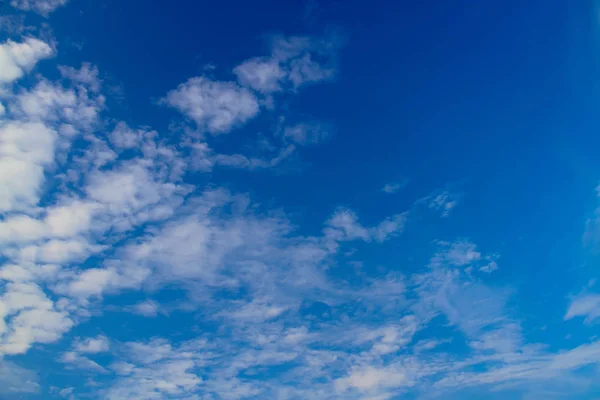 Blå Himmel Med Moln Bakgrund — Stockfoto