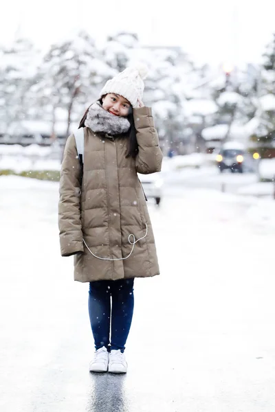 かわいい若い女の子の思考に立つし 雪の日の笑顔 — ストック写真