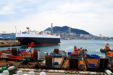 Konteyner kargo terminali kargo gemisi işlemleri Busan bağlantı noktası