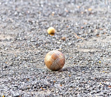 Bocce topları veya metalik petank topları iyi taş sahada portre