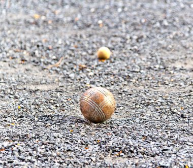 Bocce topları veya metalik petank topları iyi taş sahada portre
